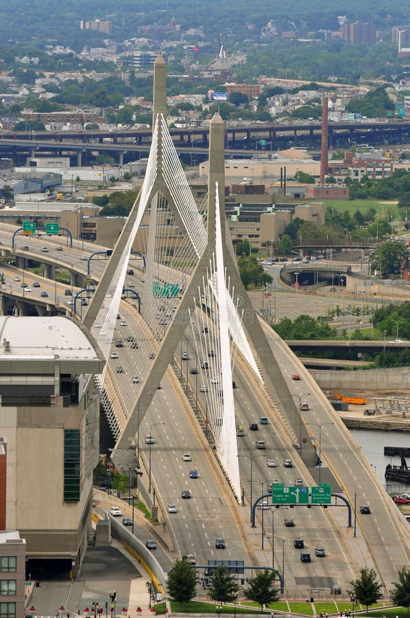 Ponte do memorial do monte de depósito de Leonard P. Zakim imagem de stock Ponte do memorial do monte de depósito de Leonard P. Zakim imagem de stock