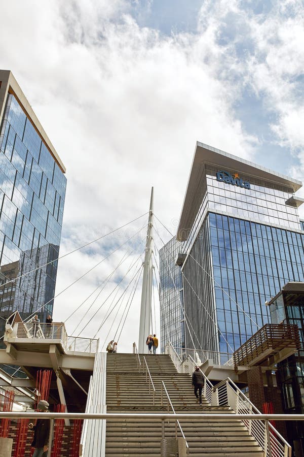 A ponte do mil?nio em terras comuns estaciona em Denver, Colorado fotografia de stock A ponte do mil?nio em terras comuns estaciona em Denver, Colorado fotografia de stock