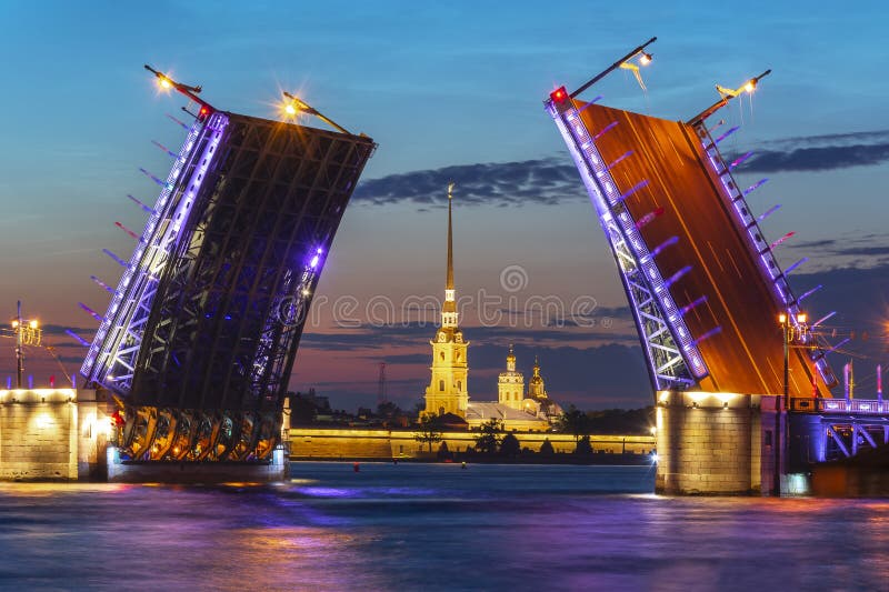 Ponte do palácio e Peter e Paul Fortress tirados na noite branca, St Petersburg, Rússia