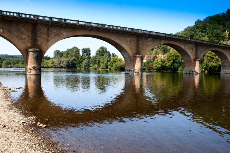 Ponte do rio de Dordogne imagem de stock royalty free