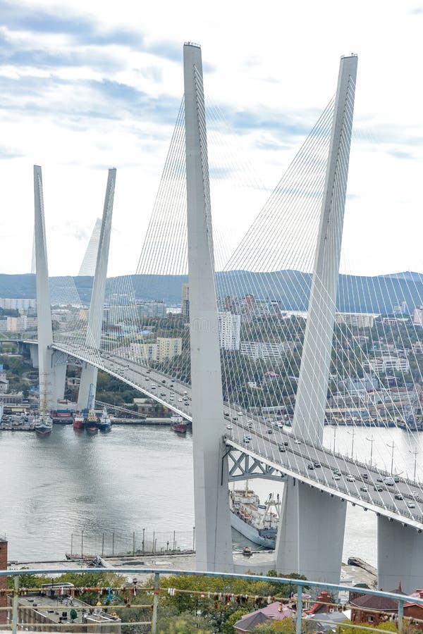 Ponte dourada em Vladivostok, Rússia foto de stock Ponte dourada em Vladivostok, Rússia foto de stock
