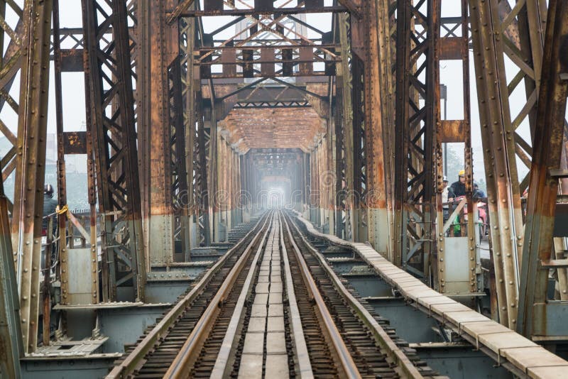 Il Ponte Di Phu Xuan Collega Il Fiume Del Profumo Di Entrambi I Lati