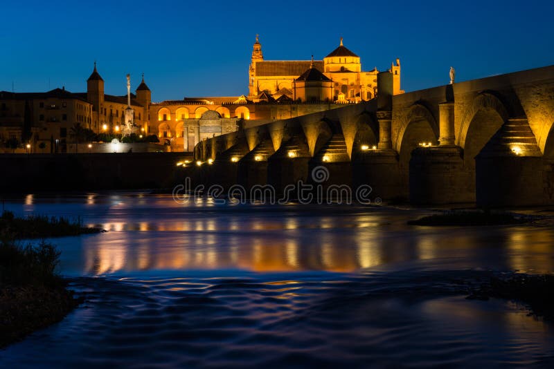 Ponte e Mesquita-catedral romanas em Córdova imagem de stock Ponte e Mesquita-catedral romanas em Córdova imagem de stock