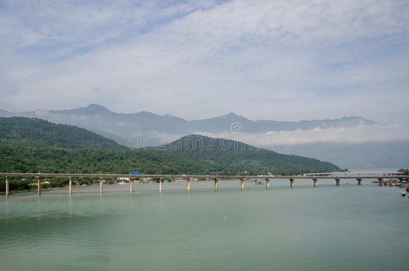 Ponte e montanhas em Vietname imagens de stock Ponte e montanhas em Vietname imagens de stock