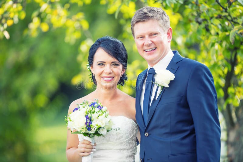 Ponte e noivo Pares felizes do casamento após a cerimônia de casamento em g fotografia de stock Ponte e noivo Pares felizes do casamento após a cerimônia de casamento em g fotografia de stock