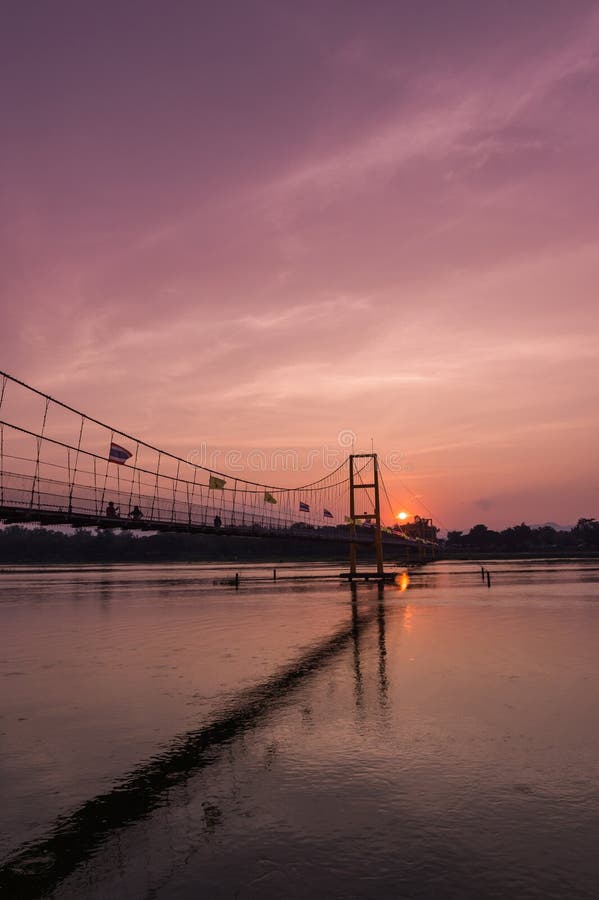 Ponte e por do sol da história de Taksin imagens de stock Ponte e por do sol da história de Taksin imagens de stock