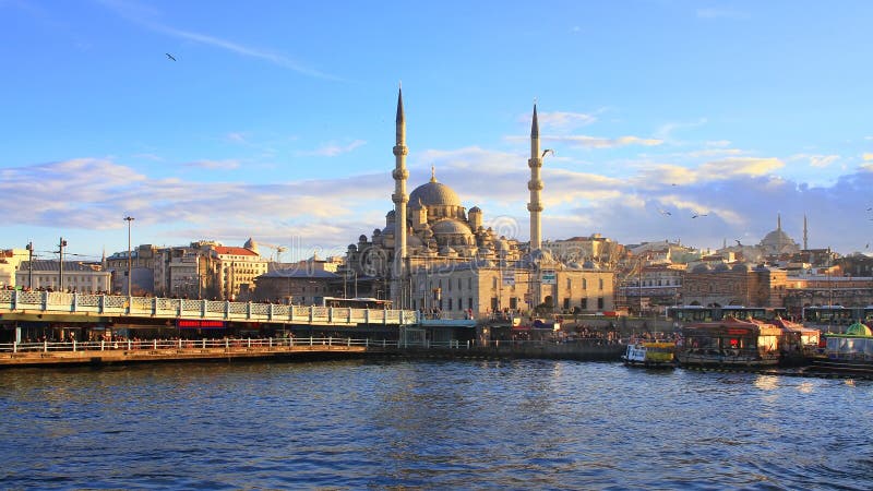 Ponte e Yeni Mosque de Galata imagens de stock Ponte e Yeni Mosque de Galata imagens de stock