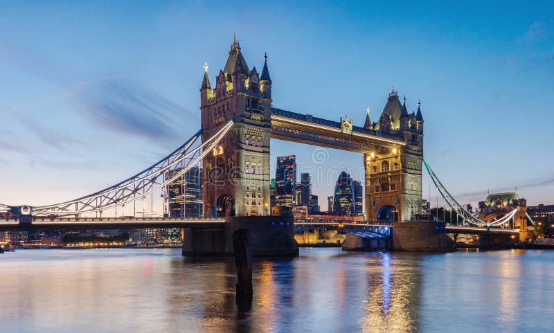 Ponte Famosa Da Torre No Por Do Sol Londres, Reino Unido Imagem de