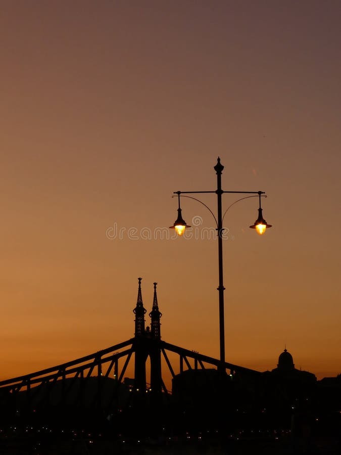 Ponte franca e lâmpadas de rua ao pôr do sol - Budapeste, Hungria fotografia de stock royalty free Ponte franca e lâmpadas de rua ao pôr do sol - Budapeste, Hungria fotografia de stock royalty free