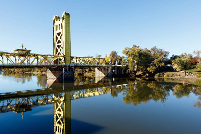 Ponte giallo della torre attraverso il fiume Sacramento