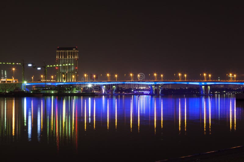 Ponte iluminada azul em Dubai Creek foto de stock