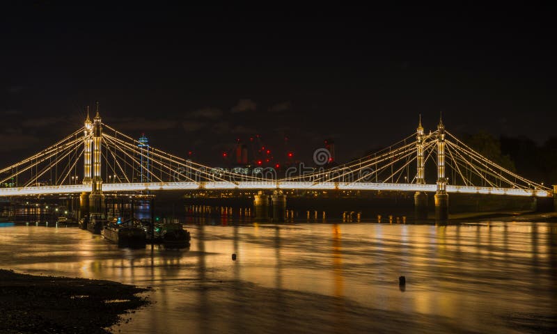 Ponte iluminada na noite, Londres de Albert, Reino Unido fotos de stock Ponte iluminada na noite, Londres de Albert, Reino Unido fotos de stock