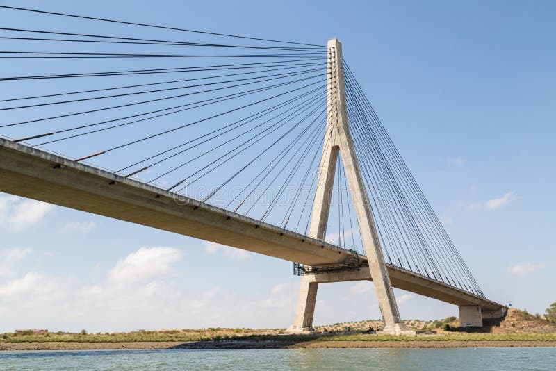 Ponte internazionale, collegando il Portogallo e la Spagna sopra il fiume di Guadiana fotografie stock Ponte internazionale, collegando il Portogallo e la Spagna sopra il fiume di Guadiana fotografie stock
