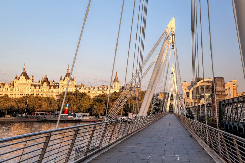 Ponte Jubilar Dourada Durante O Nascer Do Sol Em Londres England Uk