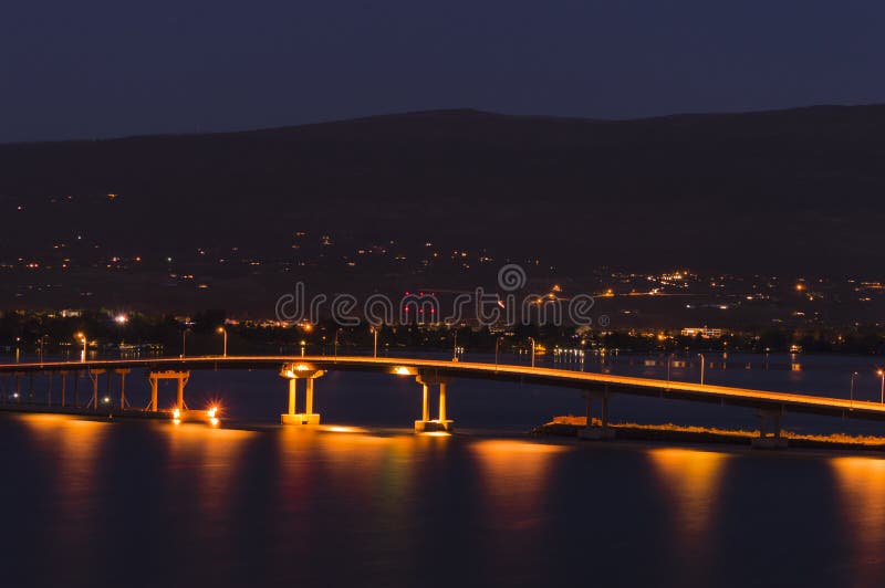 Ponte Kelowna BC Canadá do lago Okanagan na noite fotografia de stock Ponte Kelowna BC Canadá do lago Okanagan na noite fotografia de stock