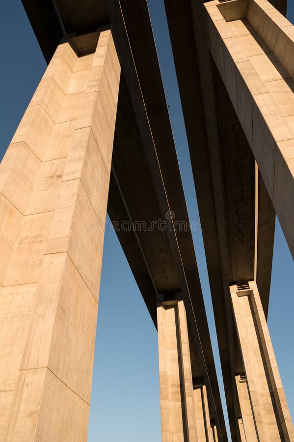 Ponte moderna e nova feita do concreto imagem de stock Ponte moderna e nova feita do concreto imagem de stock