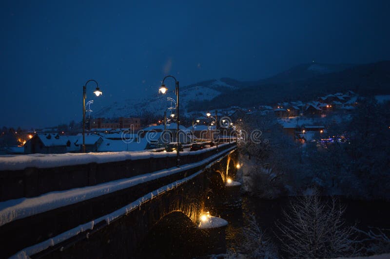 Ponte in neve nell'inverno