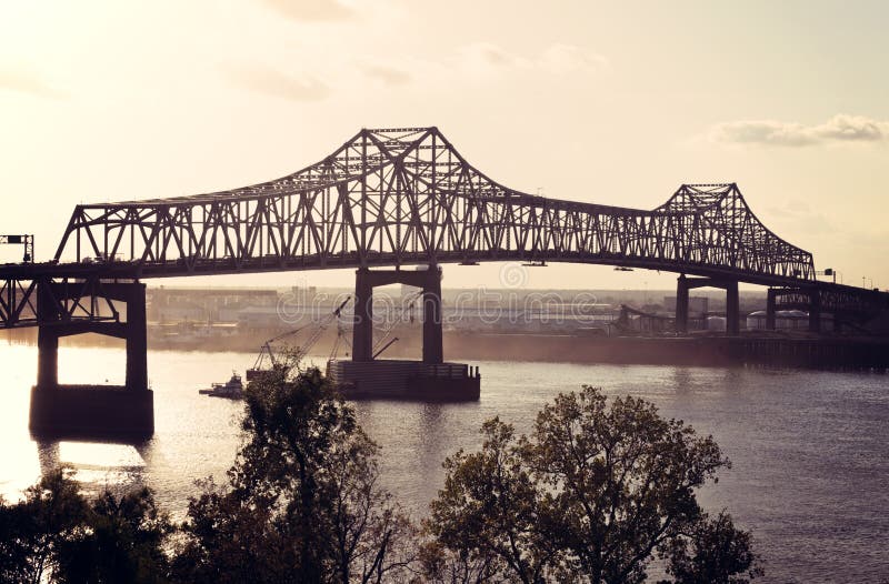 Ponte no rio Mississípi em Baton Rouge imagem de stock Ponte no rio Mississípi em Baton Rouge imagem de stock