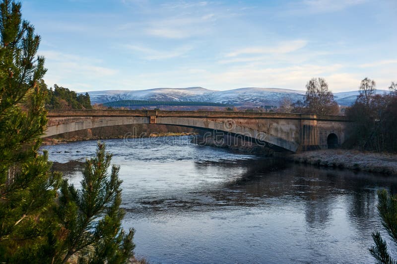 A ponte nova de Spey sobre o rio Spey fotografia de stock A ponte nova de Spey sobre o rio Spey fotografia de stock
