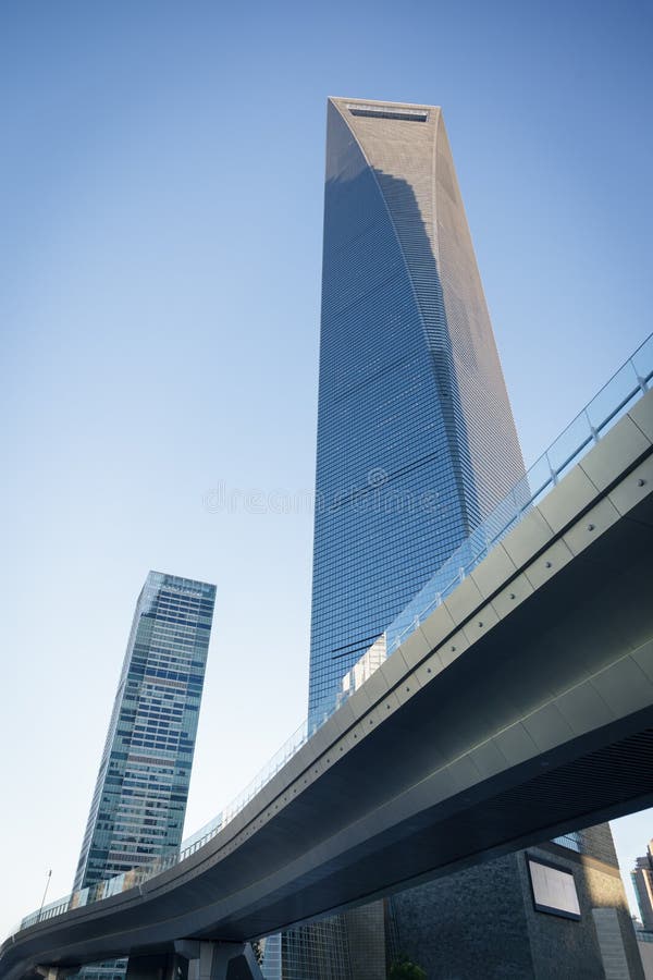 A ponte pedestre pelo centro financeiro de mundo de Shanghai (SWF imagem de stock A ponte pedestre pelo centro financeiro de mundo de Shanghai (SWF imagem de stock