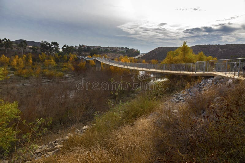 Ponte pedonale di Hodges del lago in Escondido San Diego County North Inland fotografie stock Ponte pedonale di Hodges del lago in Escondido San Diego County North Inland fotografie stock