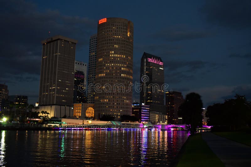 Ponte porpora illuminato sopra il fiume in città contro il cielo fotografie stock Ponte porpora illuminato sopra il fiume in città contro il cielo fotografie stock