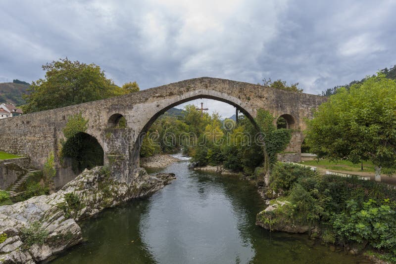 Ponte Romano A Cangas De Onis Immagine Stock Immagine di monumento