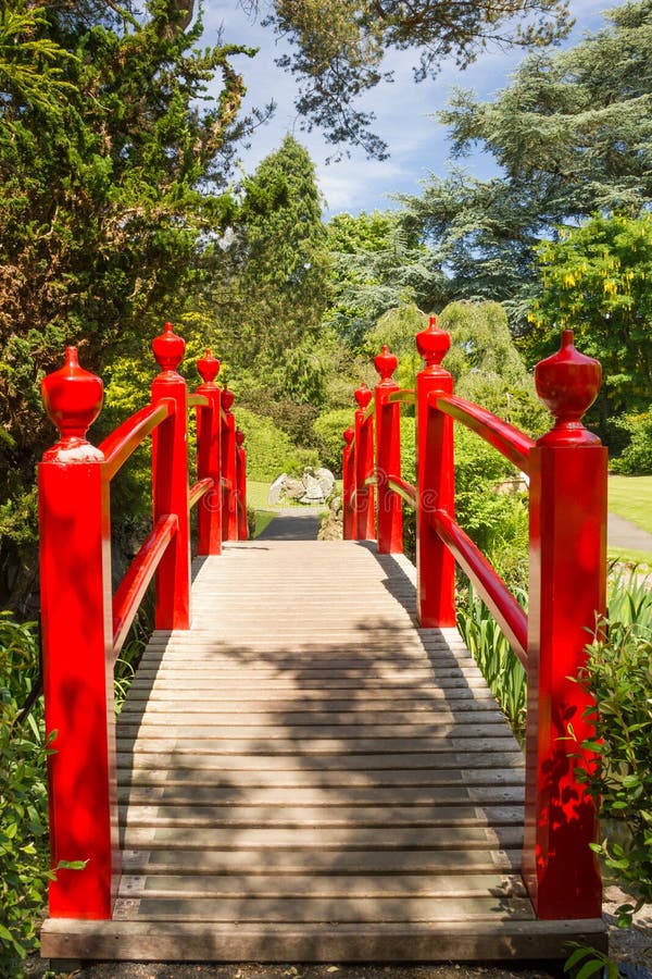 Ponte rosso. I giardini giapponesi del perno nazionale irlandese. Kildare. L'Irlanda fotografia stock libera da diritti Ponte rosso. I giardini giapponesi del perno nazionale irlandese. Kildare. L'Irlanda fotografia stock libera da diritti