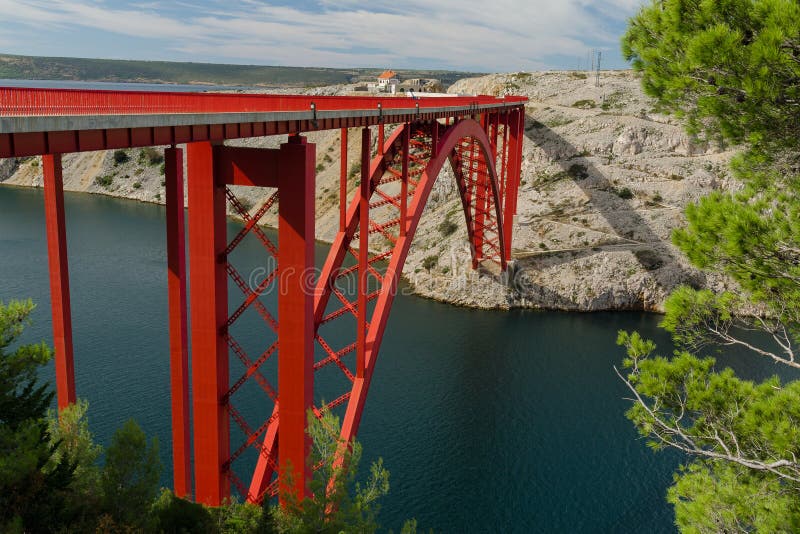 Ponte rosso sopra il mare, Maslenica, Croazia di Maslenica fotografia stock Ponte rosso sopra il mare, Maslenica, Croazia di Maslenica fotografia stock