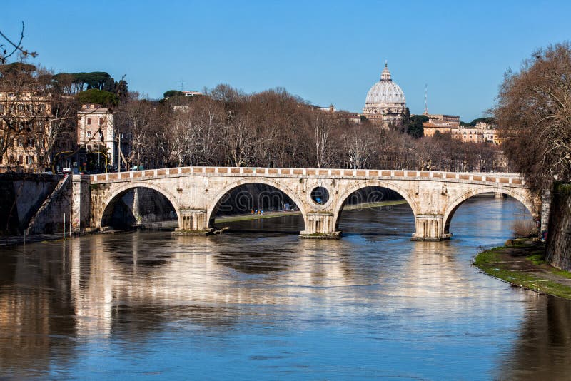 Ponte Sisto och San Pietro Tiber flod italy rome royaltyfria bilder Ponte Sisto och San Pietro Tiber flod italy rome royaltyfria bilder