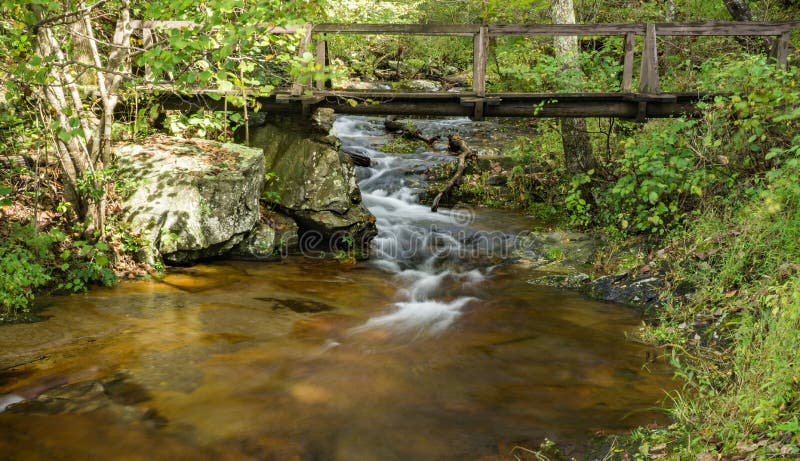 Ponte sobre a angra de Fallingwater, Ridge Mountains azul de Virgínia, EUA imagens de stock Ponte sobre a angra de Fallingwater, Ridge Mountains azul de Virgínia, EUA imagens de stock
