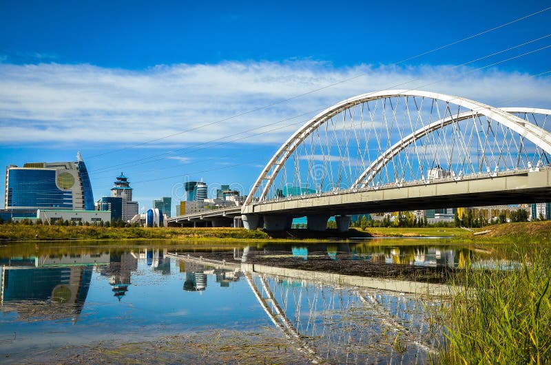 Ponte sobre o rio, Astana, Cazaquistão imagens de stock Ponte sobre o rio, Astana, Cazaquistão imagens de stock