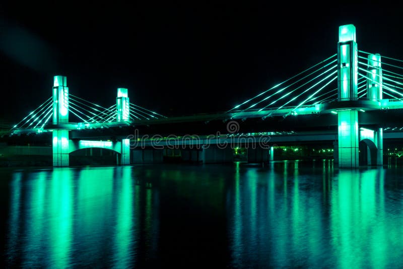 A ponte sobre o Rio Brazos iluminou pelo diodo emissor de luz em Waco, Texas/ponte pintada luz imagem de stock A ponte sobre o Rio Brazos iluminou pelo diodo emissor de luz em Waco, Texas/ponte pintada luz imagem de stock