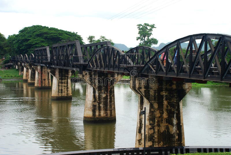 A ponte sobre o rio Kwai. Kanchanaburi, Tailândia imagens de stock A ponte sobre o rio Kwai. Kanchanaburi, Tailândia imagens de stock