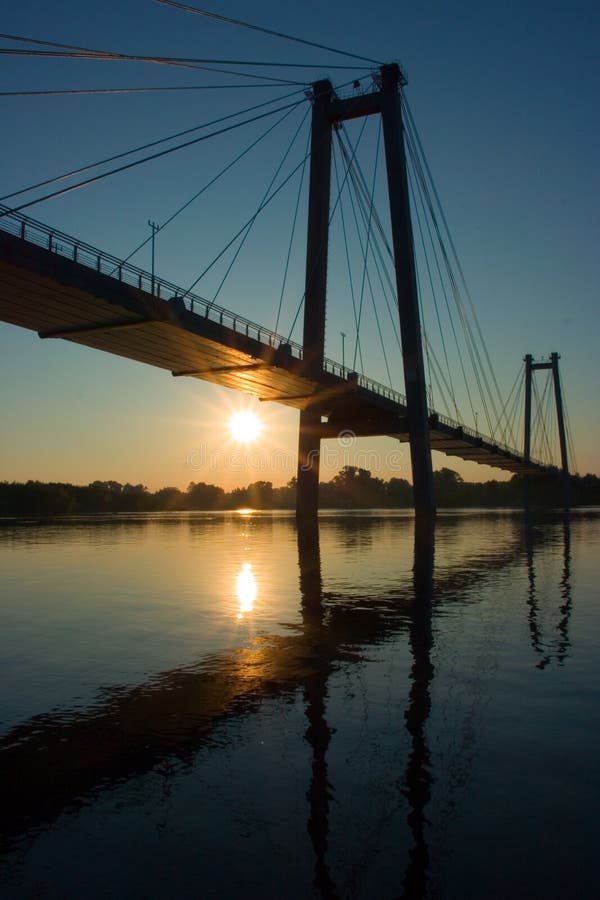 Download Ponte sospeso nell'alba immagine stock. Immagine di acqua - 216399