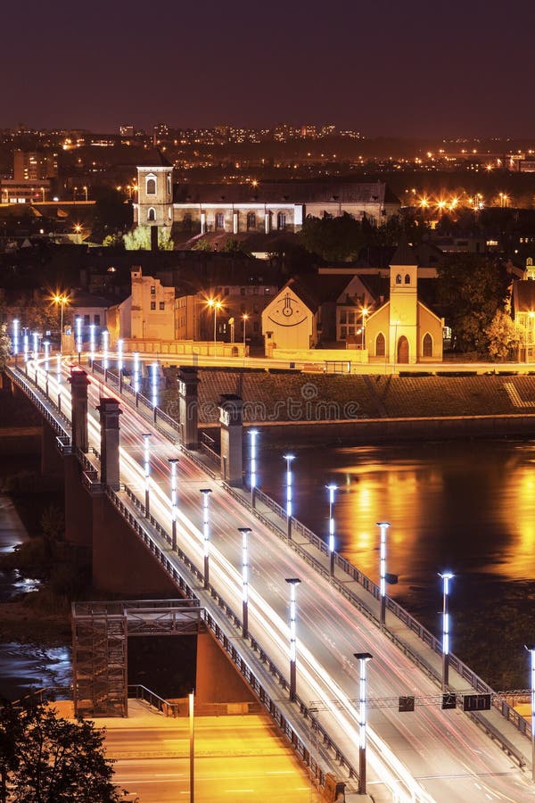Ponte su architettura del fiume e della città di Nemunas fotografia stock Ponte su architettura del fiume e della città di Nemunas fotografia stock
