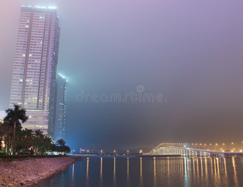 Ponte a Taipa em Macau na névoa da noite imagem de stock royalty free Ponte a Taipa em Macau na névoa da noite imagem de stock royalty free