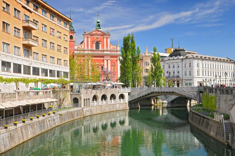 Ponte triplo, monastero francescano e Chiesa dell'Annunciazione, Lubiana Slovenia fotografia stock Ponte triplo, monastero francescano e Chiesa dell'Annunciazione, Lubiana Slovenia fotografia stock