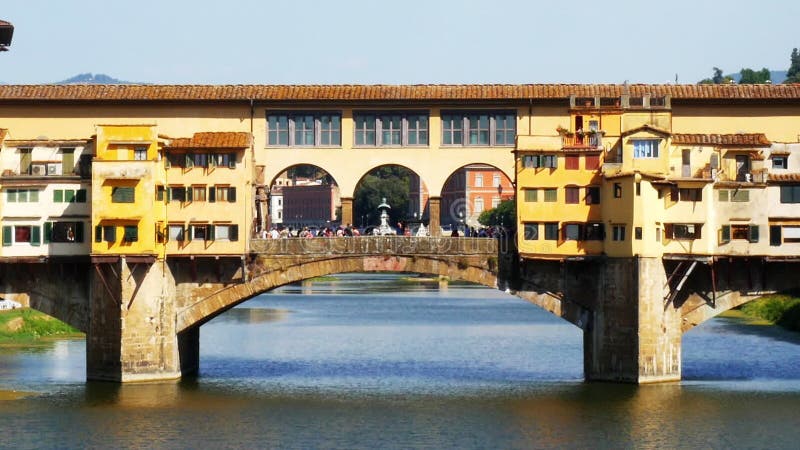 Ponte vecchio antiguo puente sobre el río arno en florence italy pano video