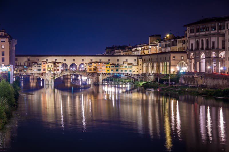Ponte Vecchio en Florencia por el río en la noche, Florencia, Firenze, Italia de Arno fotografía de archivo libre de regalías Ponte Vecchio en Florencia por el río en la noche, Florencia, Firenze, Italia de Arno fotografía de archivo libre de regalías