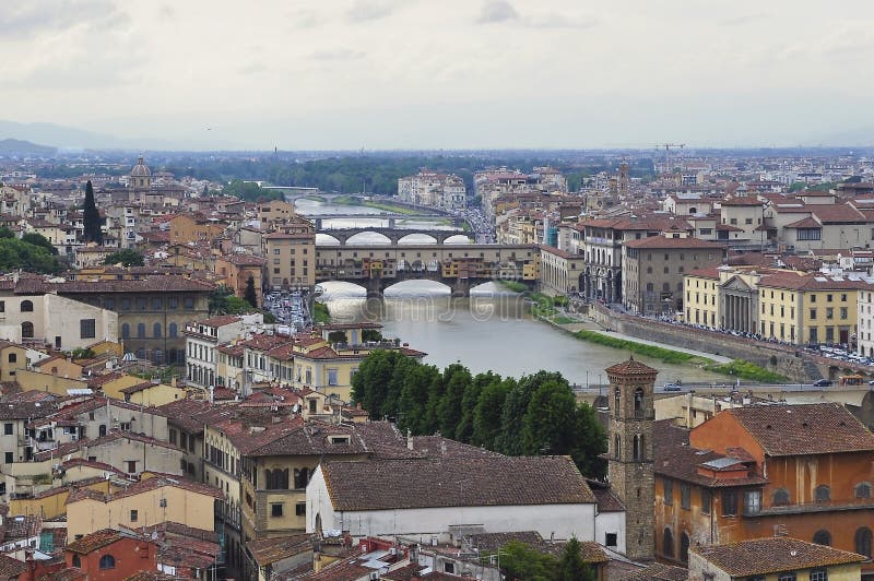 Ponte Vecchio gammal bro över den Arno floden, Florence, Italien royaltyfria bilder Ponte Vecchio gammal bro över den Arno floden, Florence, Italien royaltyfria bilder