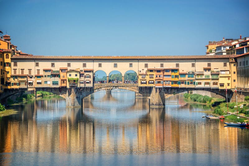 ponte-vecchio-sobre-el-r%C3%ADo-de-arno-en-florencia-toscana-italia-100104494.jpg