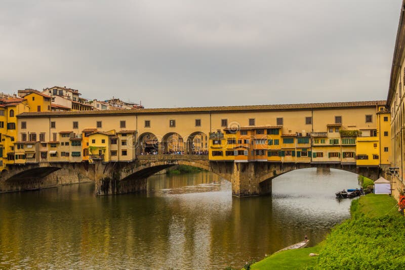 Ponte Vecchio (старый мост) в Флоренсе, Италии стоковая фотография Ponte Vecchio (старый мост) в Флоренсе, Италии стоковая фотография