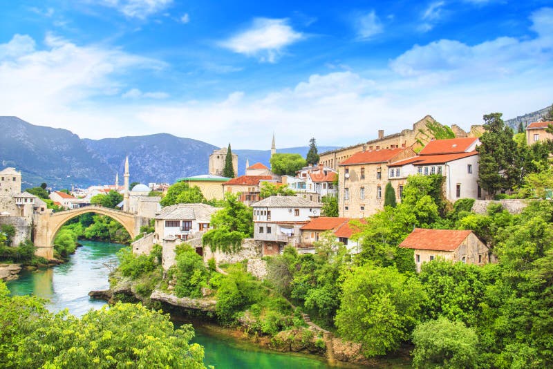 Ponte velha da vista bonita em Mostar no rio, na Bósnia e na Herzegovina de Neretva imagem de stock Ponte velha da vista bonita em Mostar no rio, na Bósnia e na Herzegovina de Neretva imagem de stock