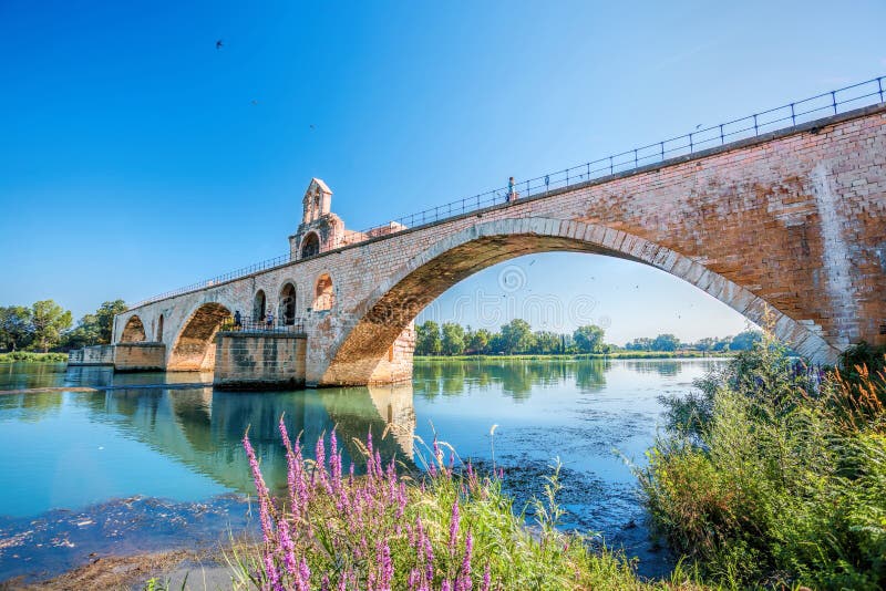 Ponte velha de Avignon em Provence, França imagem de stock royalty free Ponte velha de Avignon em Provence, França imagem de stock royalty free