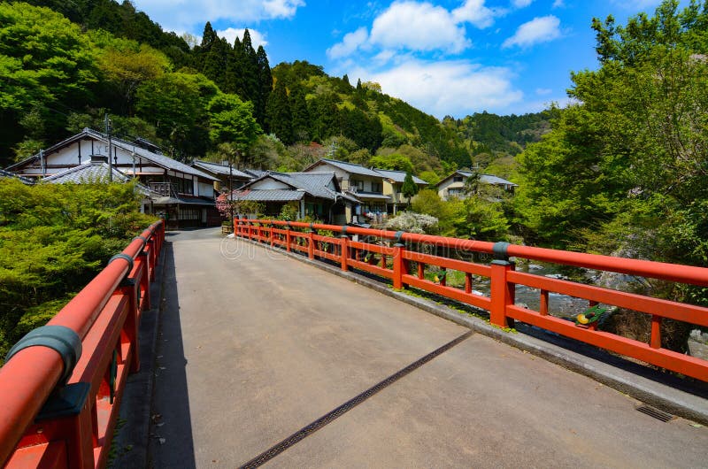 Ponte vermelha japonesa tradicional na entrada a uma vila pequena em Kiyotaki fotografia de stock Ponte vermelha japonesa tradicional na entrada a uma vila pequena em Kiyotaki fotografia de stock
