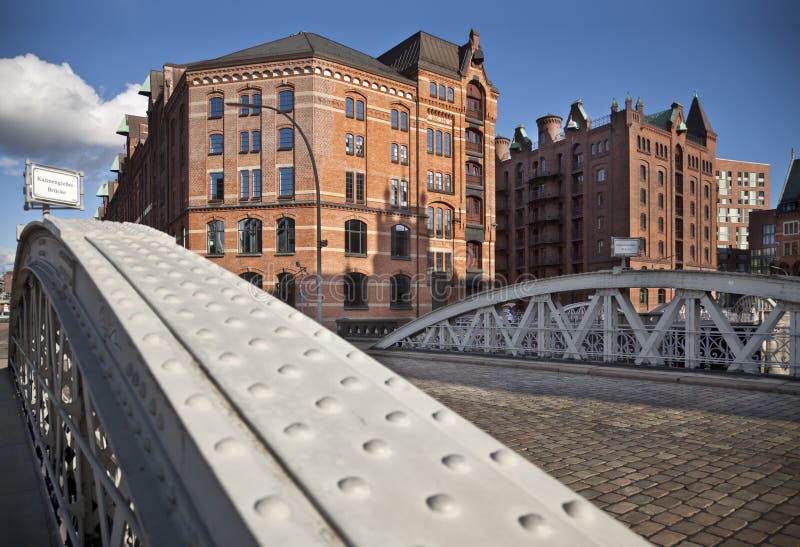 Ponti e casa di Speicherstadt Amburgo Germania il giorno soleggiato immagine stock libera da diritti Ponti e casa di Speicherstadt Amburgo Germania il giorno soleggiato immagine stock libera da diritti