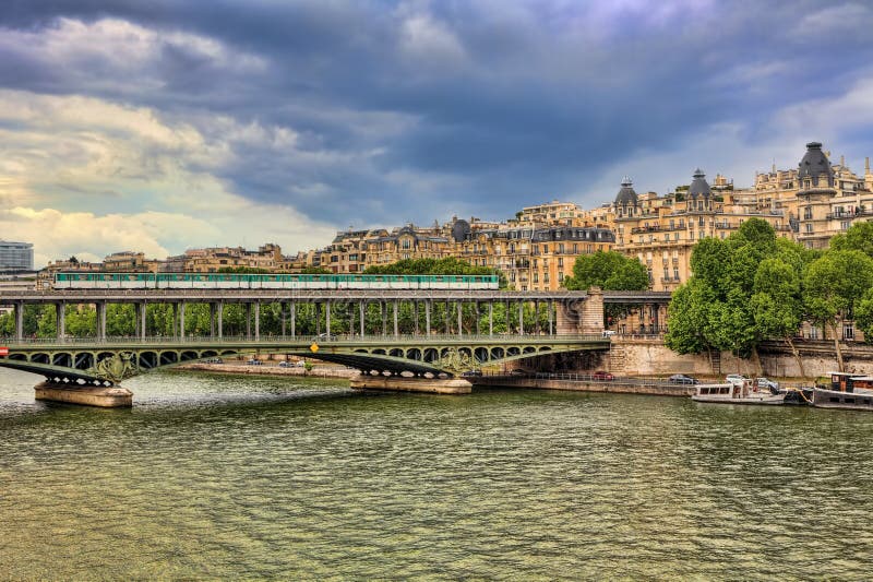 Ponticello del Pont de Bir-Hakeim. Parigi, Francia. immagini stock libere da diritti Ponticello del Pont de Bir-Hakeim. Parigi, Francia. immagini stock libere da diritti