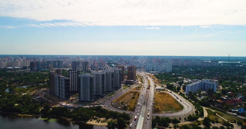 Ponticello del sud Vista aerea di molte costruzioni Il fiume di Dnieper Estate Il sole giorno Alberi verdi Grattacieli Strada Vet