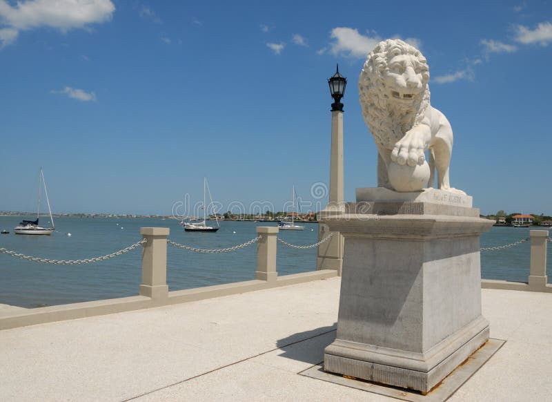 Ponticello della statua del leone dei leoni immagini stock libere da diritti